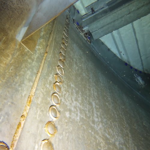 Sprinklertank-Inspektion: Stahltank, 10 Jahre – Inspektion Rohrschellen Rostspuren Wandansicht Korrosion