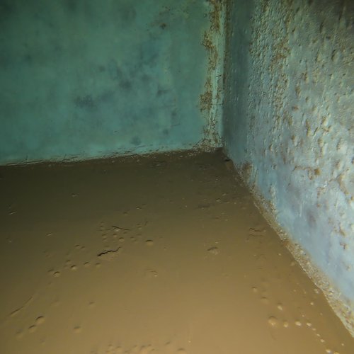 Sprinklertank-Inspektion: Betontank, 15 Jahre – Ecke Kalkablagerungen Sedimente Bodensicht Tankinspektion