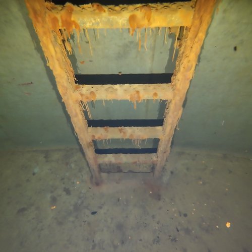 Sprinklertank-Inspektion: Betontank, 15 Jahre – Inspektion Rohrschellen Korrosion Deckensicht