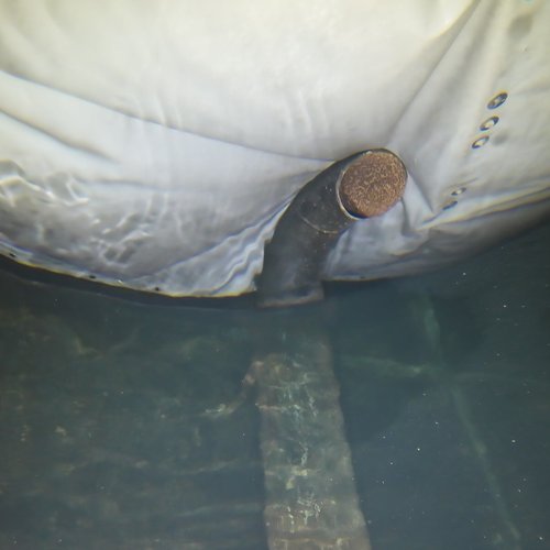 Sprinklertank-Inspektion: Stahltank, 15 Jahre – Inspektion Rohrschelle Flansch Stark Korrodiert Bodensicht
