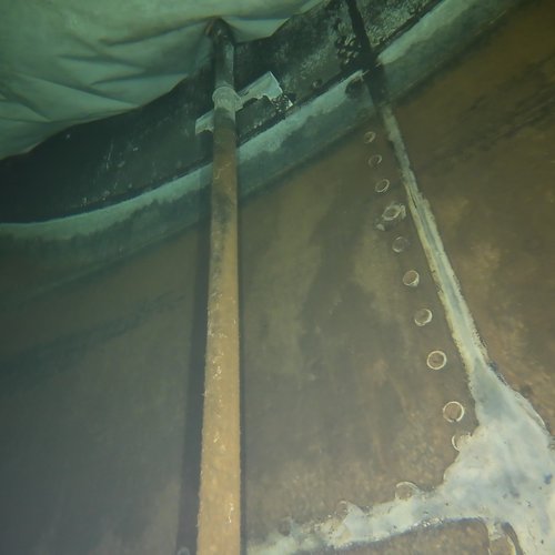 Sprinklertank-Inspektion: Stahltank, 15 Jahre – Rohrschelle Stark Korrodiert Bodensicht Nahaufnahme