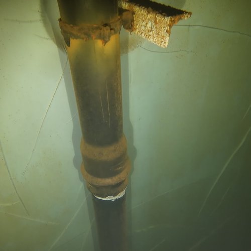 Sprinklertank-Inspektion: Stahltank, 5 Jahre – Stahlstuetze Stark Korrodiert Bodensicht